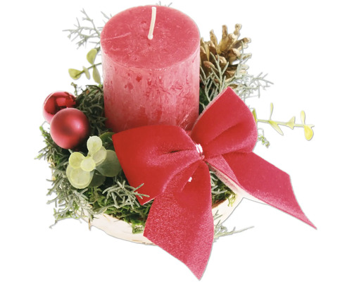 Centre de table de Noël avec bougie pilier, branches de sapin, pommes de pin et ruban pour une décoration festive.