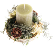 Décoration de table de Noël avec bougie pilier, pommes de pin et boules de Noël sur une tranche de bois