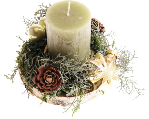 Décoration de table de Noël avec bougie pilier, pommes de pin et boules de Noël sur une tranche de bois
