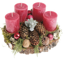 Couronne de l Avent sur une tranche de bois avec quatre bougies piliers, pommes de pin, boules et noix comme décoration de Noël.