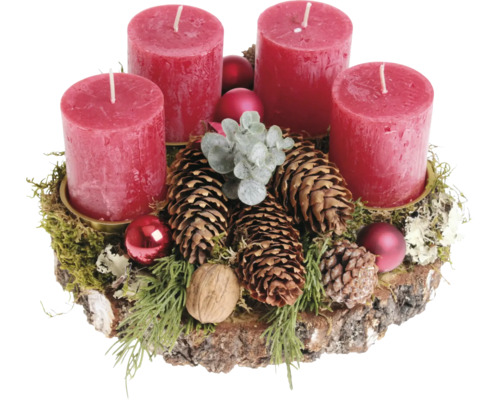 Couronne de l Avent sur une tranche de bois avec quatre bougies piliers, pommes de pin, boules et noix comme décoration de Noël.