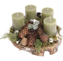 Couronne de l Avent avec quatre bougies cylindriques, pommes de pin, mousse et tranche d arbre