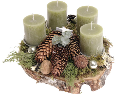 Couronne de l Avent avec quatre bougies cylindriques, pommes de pin, mousse et tranche d arbre