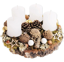 Couronne de l Avent avec quatre bougies piliers, pommes de pin, noix et étoiles en bois sur une tranche d arbre