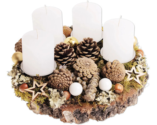 Couronne de l Avent avec quatre bougies piliers, pommes de pin, noix et étoiles en bois sur une tranche d arbre