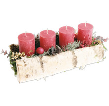 Couronne de l'Avent avec quatre bougies piliers dans une bûche de bouleau décorée comme décoration de Noël festive.