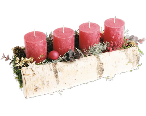 Couronne de l'Avent avec quatre bougies piliers dans une bûche de bouleau décorée comme décoration de Noël festive.