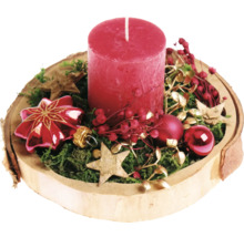 Composition de Noël avec bougie pilier sur disque de bois, décorée de mousse, d'étoiles et de boules de Noël pour une décoration festive.