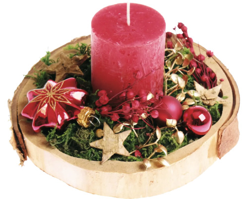 Composition de Noël avec bougie pilier sur disque de bois, décorée de mousse, d'étoiles et de boules de Noël pour une décoration festive.
