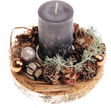 Centre de table de Noël sur tranche de bouleau avec bougie pilier, pommes de pin et boules décoratives.