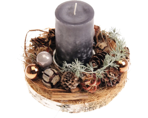 Centre de table de Noël sur tranche de bouleau avec bougie pilier, pommes de pin et boules décoratives.