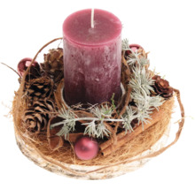 Couronne de l Avent de Noël avec bougie pilier, pommes de pin, bâtons de cannelle et boules sur rondelle de bois de bouleau