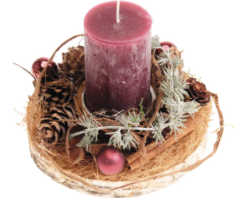 Couronne de l Avent de Noël avec bougie pilier, pommes de pin, bâtons de cannelle et boules sur rondelle de bois de bouleau