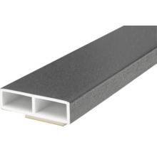 Profilé en plastique avec structure à chambre creuse et surface structurée