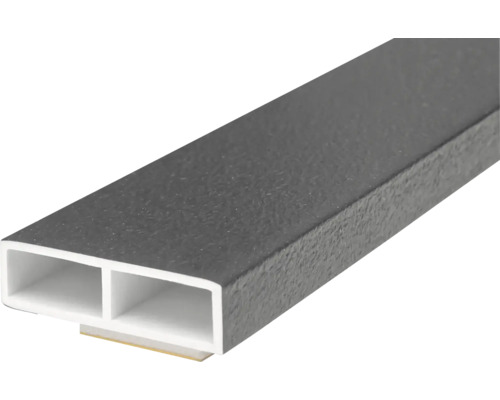 Profilé en plastique avec structure à chambre creuse et surface structurée