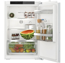 Réfrigérateur encastrable Bosch ouvert avec MultiBox XXL pour fruits et légumes et système CoolAirflow avec des aliments à l'intérieur