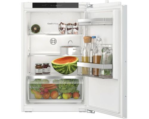 Réfrigérateur encastrable Bosch ouvert avec MultiBox XXL pour fruits et légumes et système CoolAirflow avec des aliments à l'intérieur