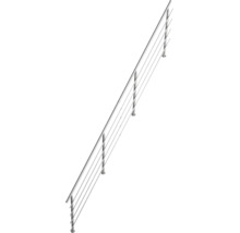 Edelstahl Geländer für Treppen mit vertikalen Pfosten und horizontalen Stäben als Absturzsicherung.