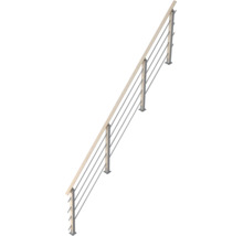 Ein schräges Treppengeländer mit einem Handlauf aus Holz und senkrechten Pfosten sowie horizontalen Stäben aus Metall.
