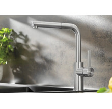 Mitigeur de cuisine moderne en acier inoxydable avec bec orientable et levier latéral.