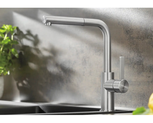 Mitigeur de cuisine moderne en acier inoxydable avec bec orientable et levier latéral.
