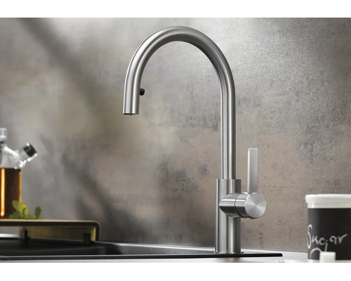 Mitigeur de cuisine moderne avec douchette extractible en acier inoxydable pour évier.