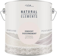 Eine Dose Style Color Natural Elements Lehmfarbe in der Nuance nebelgrau mit Tragegriff.