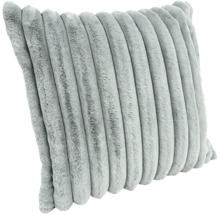Coussin carré en fausse fourrure douce avec motif à rayures verticales.