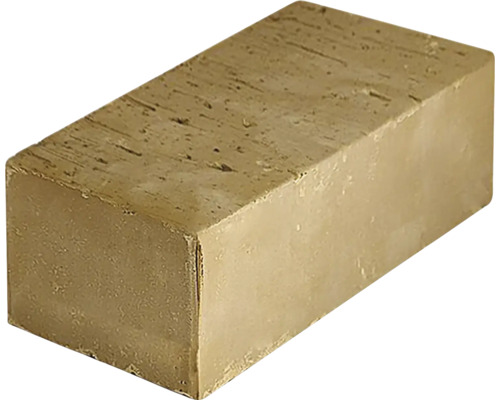 Ein einzelner Kalksandstein im Format Normalformat für Mauerwerk.