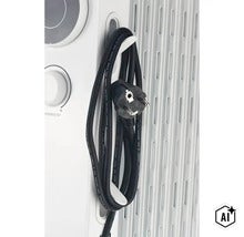 Vue détaillée d'un convecteur électrique avec enrouleur de câble intégré et fiche sur le boîtier. (Image AI modified or generated)