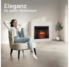 Eine Frau entspannt in einem Sessel vor einem modernen elektrischen Kamin in einem hellen und minimalistisch eingerichteten Wohnraum.