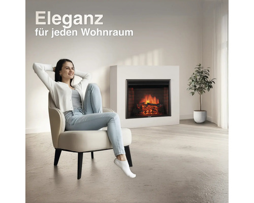 Eine Frau entspannt in einem Sessel vor einem modernen elektrischen Kamin in einem hellen und minimalistisch eingerichteten Wohnraum.