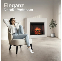 Frau entspannt in einem Sessel vor einem modernen elektrischen Kamin in einem hellen, wohnlichen Raum.