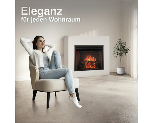 Frau entspannt in einem Sessel vor einem modernen elektrischen Kamin in einem hellen, wohnlichen Raum.