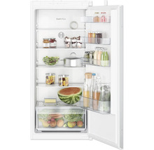 Réfrigérateur encastrable Bosch ouvert avec étagères en verre, balconnets de porte et compartiment MultiBox, rempli d aliments.