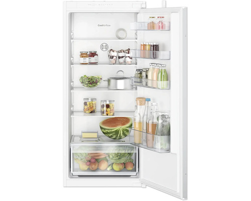 Réfrigérateur encastrable Bosch ouvert avec étagères en verre, balconnets de porte et compartiment MultiBox, rempli d aliments.