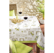 Nappe avec motif d olive sur une table de jardin dressée avec des verres à vin et des olives sur une terrasse.