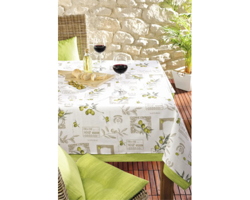Nappe avec motif d olive sur une table de jardin dressée avec des verres à vin et des olives sur une terrasse.