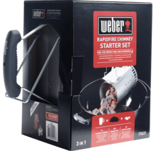 Weber Rapidfire Anzündkamin Set inklusive Anzündkamin, zwei Kilogramm Grillbriketts und drei Anzündwürfeln in der Produktverpackung.
