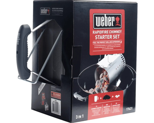 Weber Rapidfire Anzündkamin Set inklusive Anzündkamin, zwei Kilogramm Grillbriketts und drei Anzündwürfeln in der Produktverpackung.