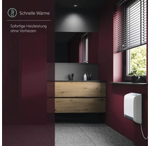 Un chauffage soufflant mural électrique moderne installé dans une salle de bain procure une chaleur immédiate sans préchauffage.