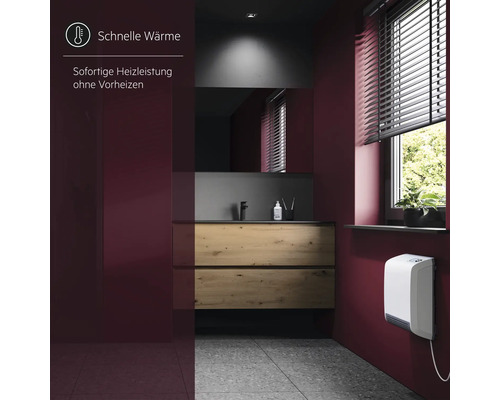 Un chauffage soufflant mural électrique moderne installé dans une salle de bain procure une chaleur immédiate sans préchauffage.
