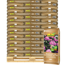 Une europalette avec du terreau pour rhododendrons et hortensias sans tourbe FloraSelf en sacs de 40 litres, empilés pour le stockage.