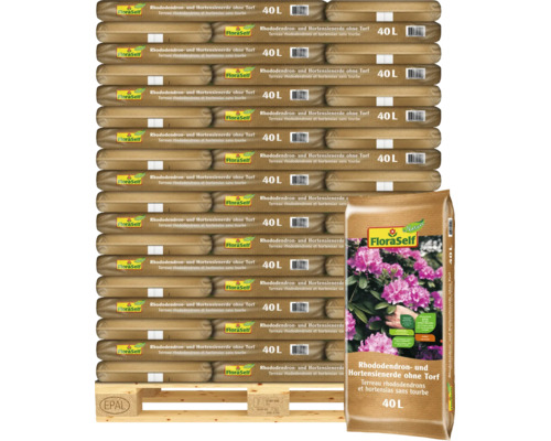 Une europalette avec du terreau pour rhododendrons et hortensias sans tourbe FloraSelf en sacs de 40 litres, empilés pour le stockage.