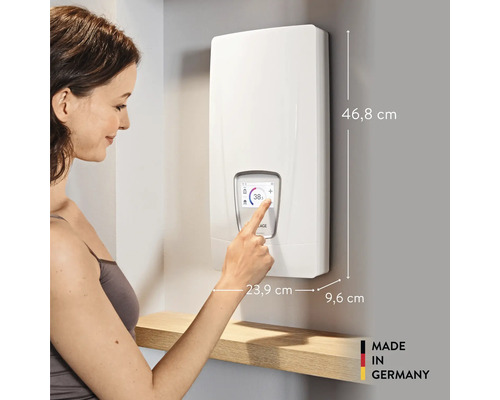 Femme utilisant un chauffe-eau instantané électronique avec écran tactile et dimensions, label de qualité Made in Germany
