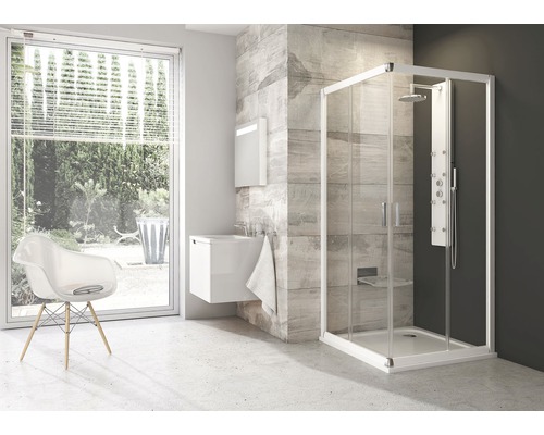 Badezimmer mit Duschkabine, Waschbecken und Stuhl