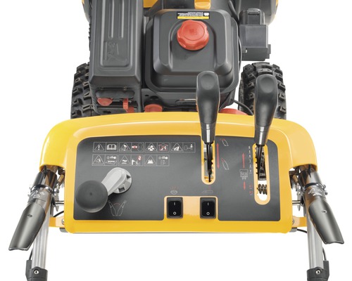 Nahaufnahme der Bedienelemente einer Schneefräse