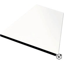 Un panneau composite rectangulaire unique à surface lisse pour divers projets de construction. (Image AI modified or generated)