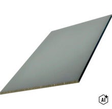 Un panneau de bois rectangulaire simple avec une surface lisse servant de panneau de construction pour divers projets de bricolage. (Image AI modified or generated)