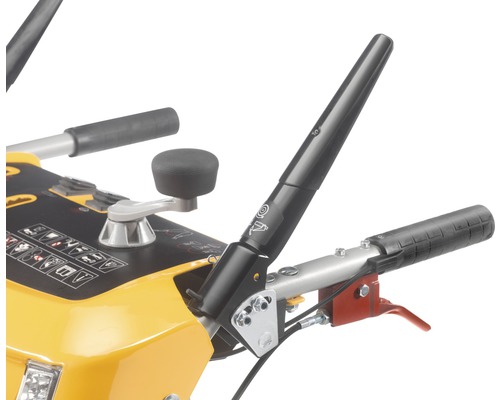 Vue détaillée d''une fraise à neige avec commandes et poignées.